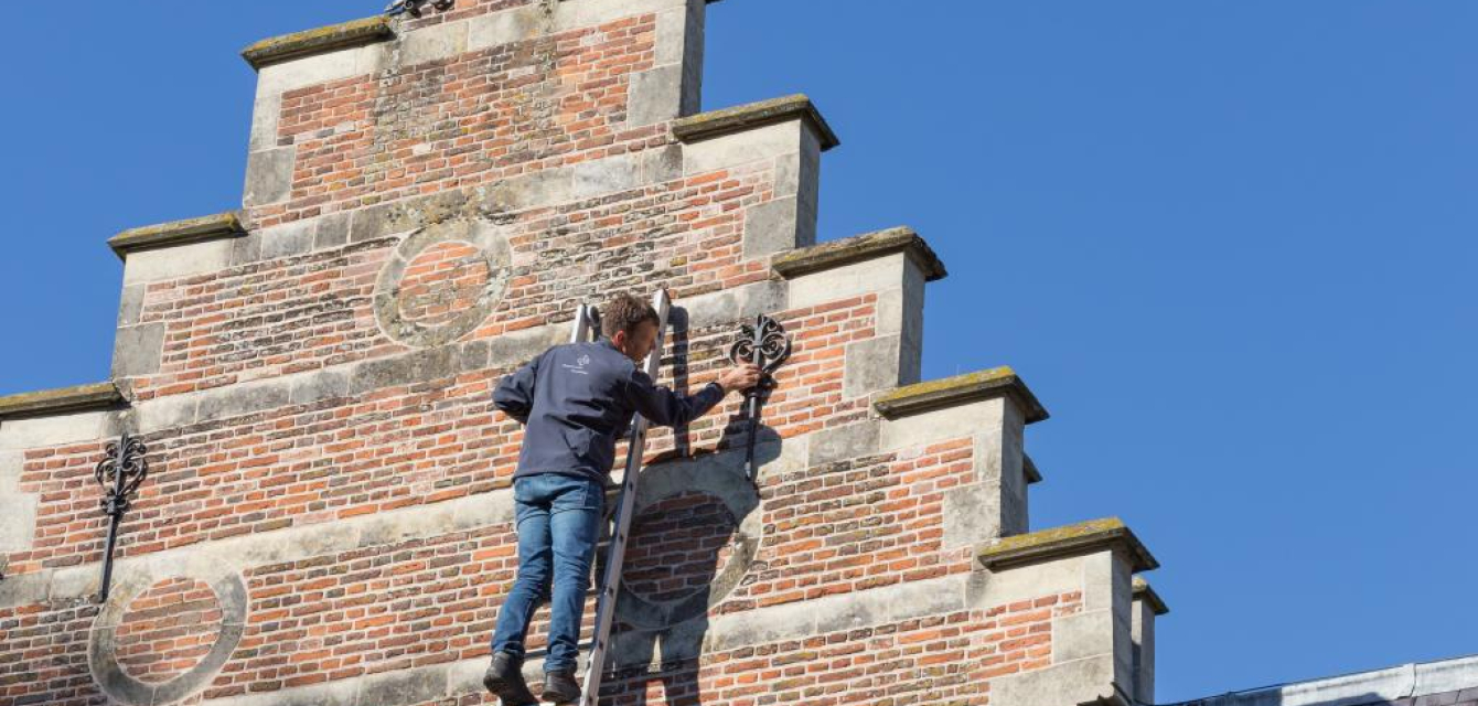 Monumentenwachter aan het werk