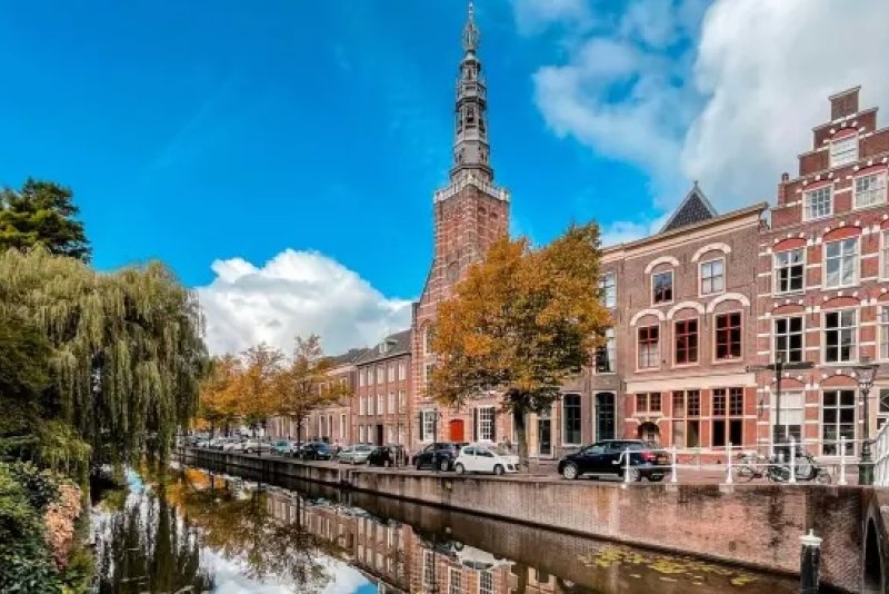 Gebouwen aan gracht