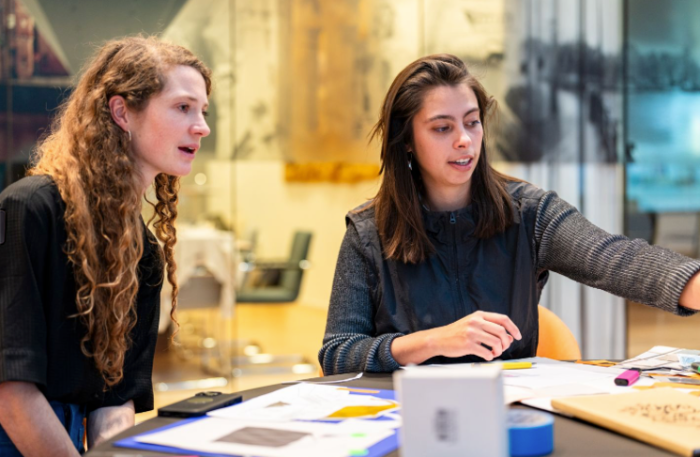 Tessa Steenkamp (l) en Rosalie Apituley (r)